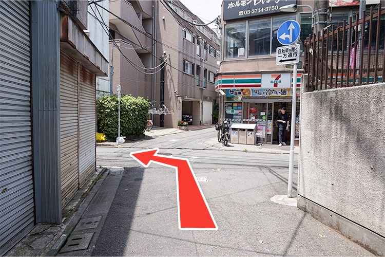 路地を進んで、セブン-イレブン 武蔵小山西口店の所で左折します。